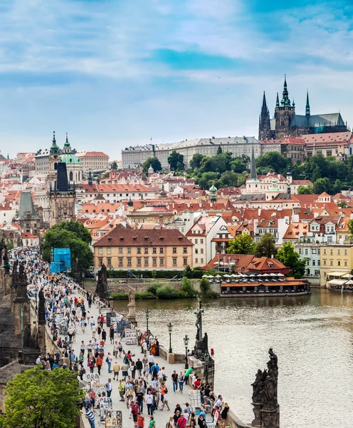 Karlov eller Karlsbron i Prag på sommaren — Stockfoto