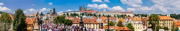 Ponte Karlov ou Charles em Praga no verão — Fotografia de Stock