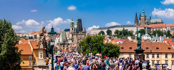 Prag 'da yaz aylarında Karlov veya Charles Bridge — Stok fotoğraf