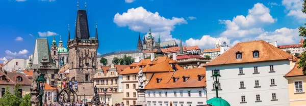 Prag 'da yaz aylarında Karlov veya Charles Bridge — Stok fotoğraf