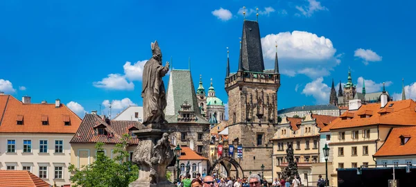 Karlov eller Karlsbron i Prag på sommaren — Stockfoto