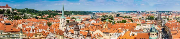 Karlov eller Karlsbron i Prag på sommaren — Stockfoto