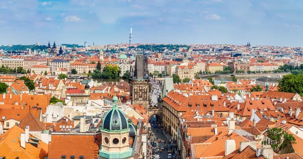 Karlov eller Karlsbron i Prag på sommaren — Stockfoto