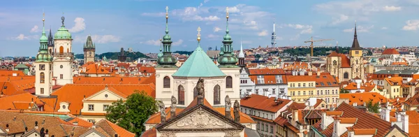 Karlov eller Karlsbron i Prag på sommaren — Stockfoto