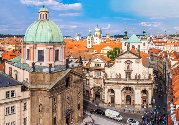 Puente de Karlov o Charles en Praga en verano —  Fotos de Stock