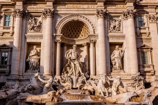 Trevi Fountain - famous landmark in Rome — Stock Photo, Image