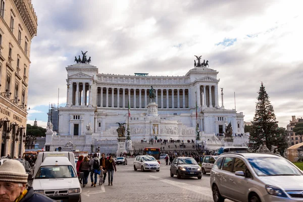 Monumento ecuestre a Víctor Manuel II cerca de Vittoriano en Roma —  Fotos de Stock