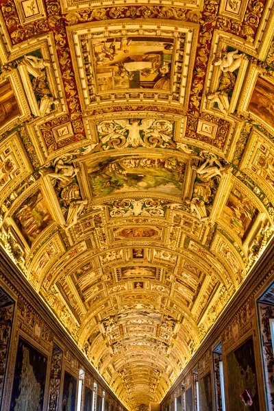 Vaticaanse musea - galerij van de geografische kaarten — Stockfoto