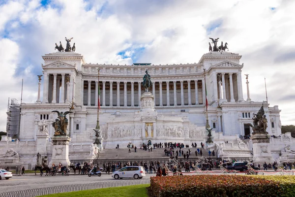 Equestrian monument to Victor Emmanuel II near Vittoriano in Rome — Stock Photo, Image