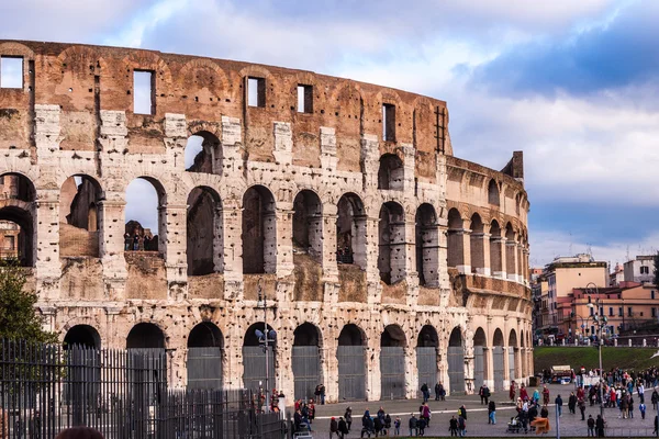 Kultovní, legendární Koloseum v Římě, Itálie — Stock fotografie