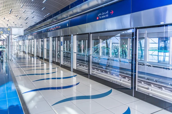 Dubai metroterminal in dubai, vereinigte arabische emirate. — Stockfoto