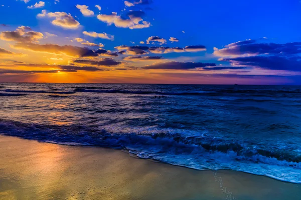 Dubai zee en strand, prachtige zonsondergang op het strand — Stockfoto