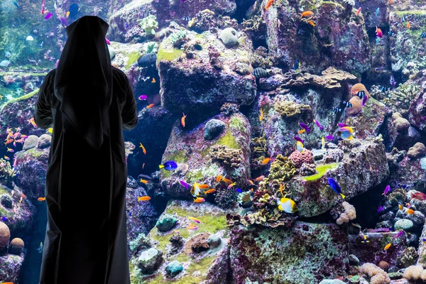 Obrovské akvárium v hotelu atlantis v Dubaji na ostrovy palm — Stock fotografie