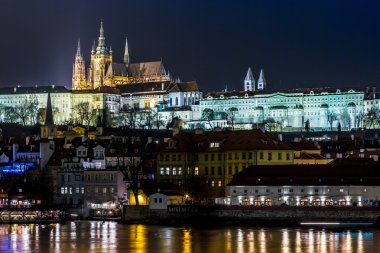 Prag charles Köprüsü ile Gotik kale görünümü