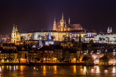 Prag charles Köprüsü ile Gotik kale görünümü