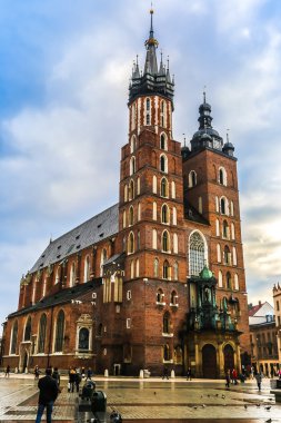 Krakow gece azize mary Kilisesi eski şehir. Krakow Polonya.