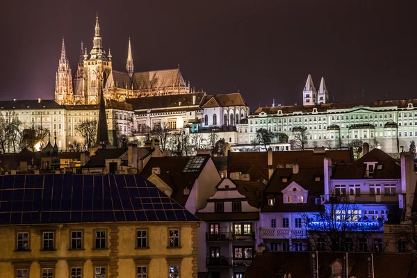 La vista sobre el castillo gótico de Praga con el puente de Carlos —  Fotos de Stock