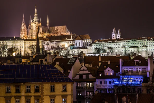 Het uitzicht op Praag gotische burcht met charles bridge — Stockfoto