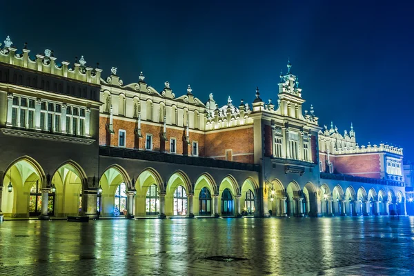 Polonia, Cracovia. Piazza del Mercato di notte . — Foto Stock