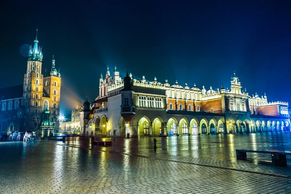 Polen, krakow. marktplein nachts. — Stockfoto