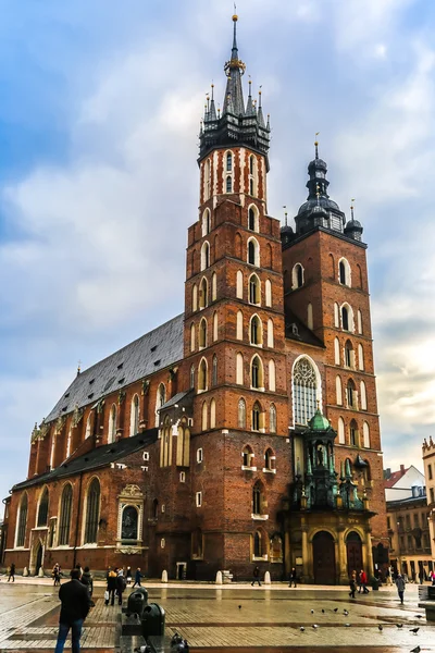 Krakau oude stad bij nacht st. mary's church. Krakau Polen. — Stockfoto