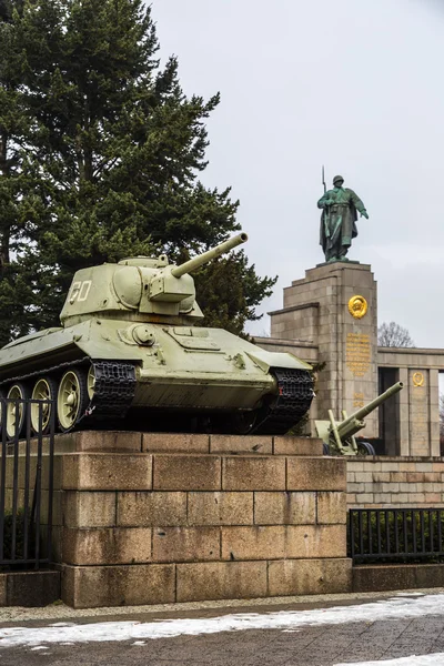 Russische tank uit de Tweede Wereldoorlog in de Sovjet-Unie memorial in de tiergarte — Stockfoto