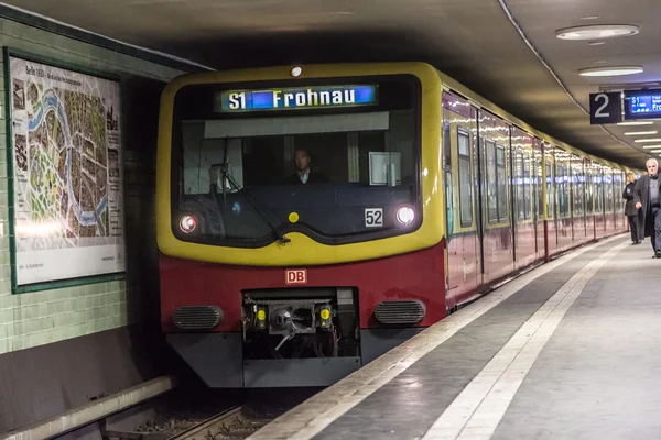 Lidé na stanici metra potsdamer platz v Berlíně, Německo — Stock fotografie
