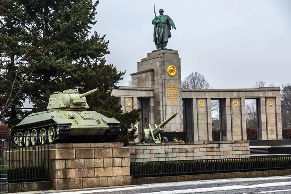 Russian tank of the WWII at the soviet memorial in the Tiergarte — Stock Photo, Image