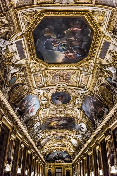 Grote schilderij galerie in het Louvremuseum in Parijs — Stockfoto