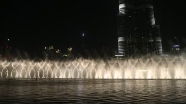dubai kent merkezinde ünlü dans çeşmeler bakmaktadır.