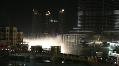 dubai kent merkezinde ünlü dans çeşmeler bakmaktadır.
