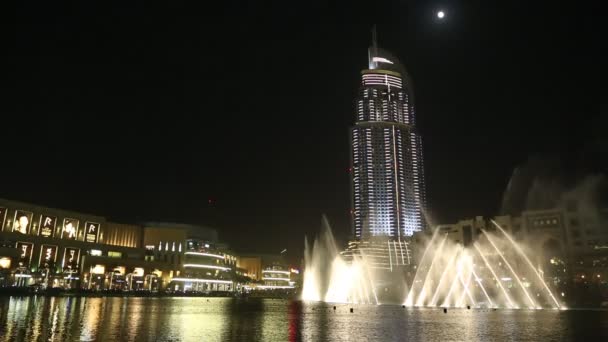 Zona centro de Dubái con vistas a las famosas fuentes de baile — Vídeo de stock