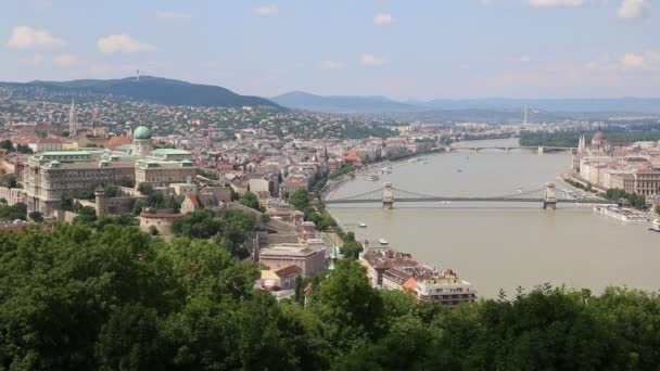 Vista de un edificio del parlamento húngaro, el Danubio y la cadena Secheni Bridge — Vídeos de Stock