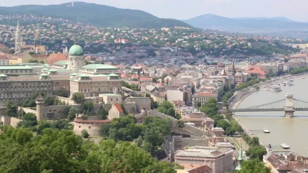 Vista de un edificio del parlamento húngaro, el Danubio y la cadena Secheni Bridge — Vídeos de Stock