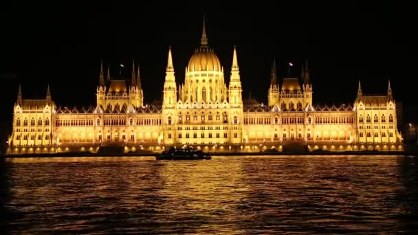Будапештский парламент в Венгрии ночью — стоковое видео