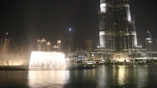 Innenstadt Dubais mit Blick auf die berühmten tanzenden Springbrunnen — Stockvideo