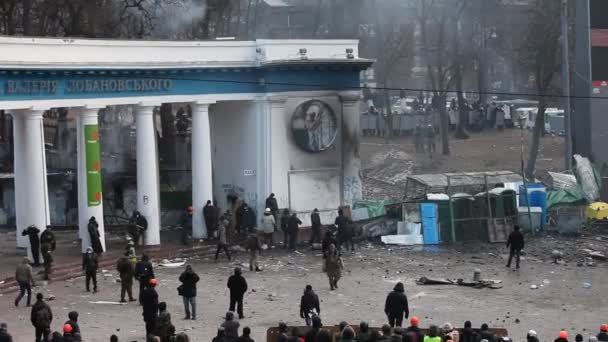 Protest gegen "Diktatur" in der Ukraine schlägt auf Euromaydan in Kiew in Gewalt um — Stockvideo