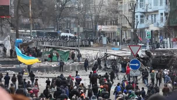ウクライナで「独裁」に対する抗議はオン Euromaydan キエフで暴力的です — ストック動画