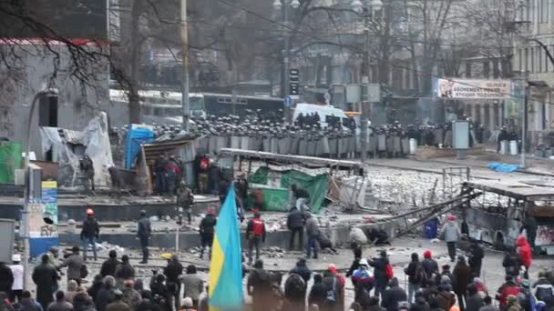 Protest gegen "Diktatur" in der Ukraine schlägt auf Euromaydan in Kiew in Gewalt um — Stockvideo