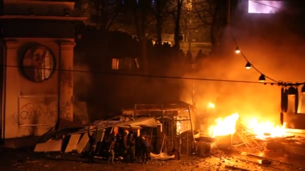 Euromaydan Kiev Ukrayna "diktatörlük" karşı protesto şiddet açar — Stok video