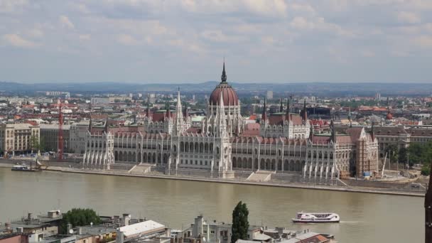 Bir binanın Macar Parlamentosu, Tuna ve zincir secheni köprü görünümü — Stok video