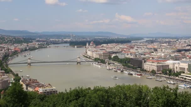 Вид на здание венгерского парламента, Дунай и мост через реку Сечи — стоковое видео