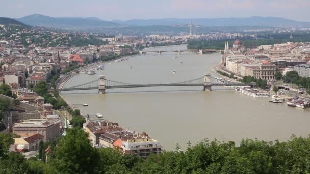 Vista de un edificio del parlamento húngaro, el Danubio y la cadena Secheni Bridge — Vídeo de stock