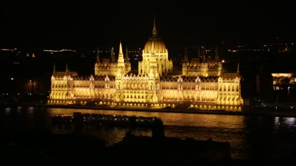 Parlamento húngaro en Budapest por la noche — Vídeo de stock