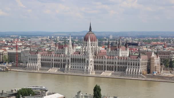 Vista panorámica de un edificio del parlamento húngaro — Vídeo de stock