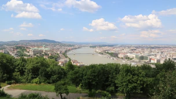 Panoramik manzaralı bir bina Macar Parlamentosu — Stok video