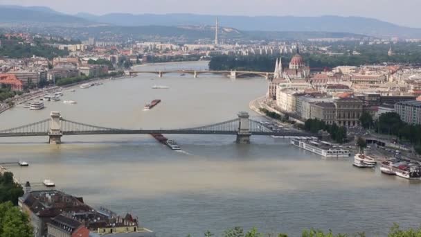 Vista panorámica de un edificio del parlamento húngaro — Vídeos de Stock