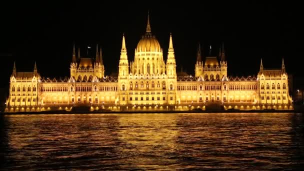 Parlement de Budapest en Hongrie la nuit — Video