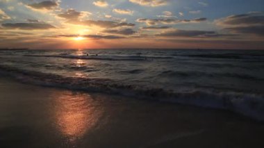 Sahilde güzel bir gün batımı