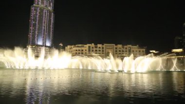 dubai kent merkezinde ünlü dans çeşmeler bakmaktadır.